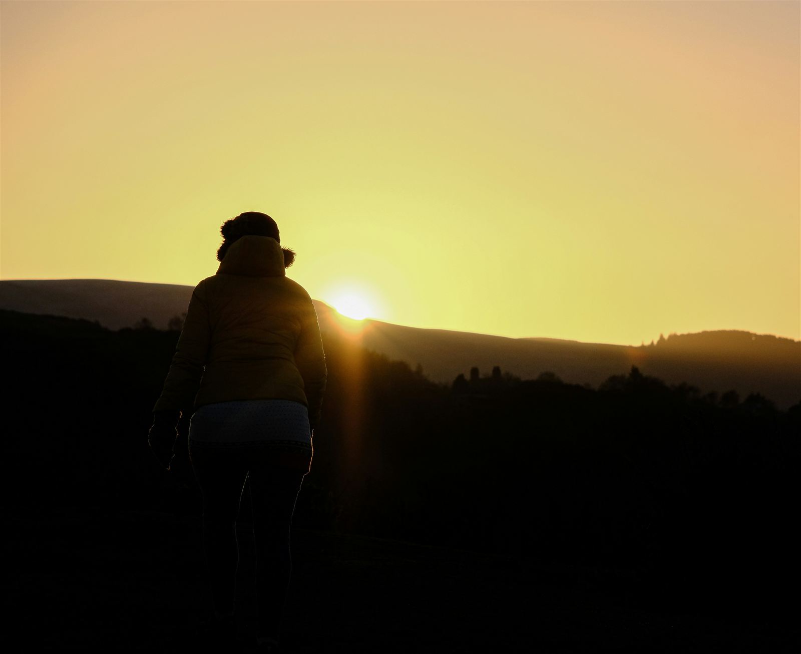Silhouette au coucher du soleil - chemin vers l'autonomie