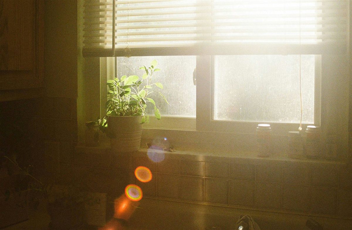 Lumière matinale dans un intérieur - routine et quotidien TDAH