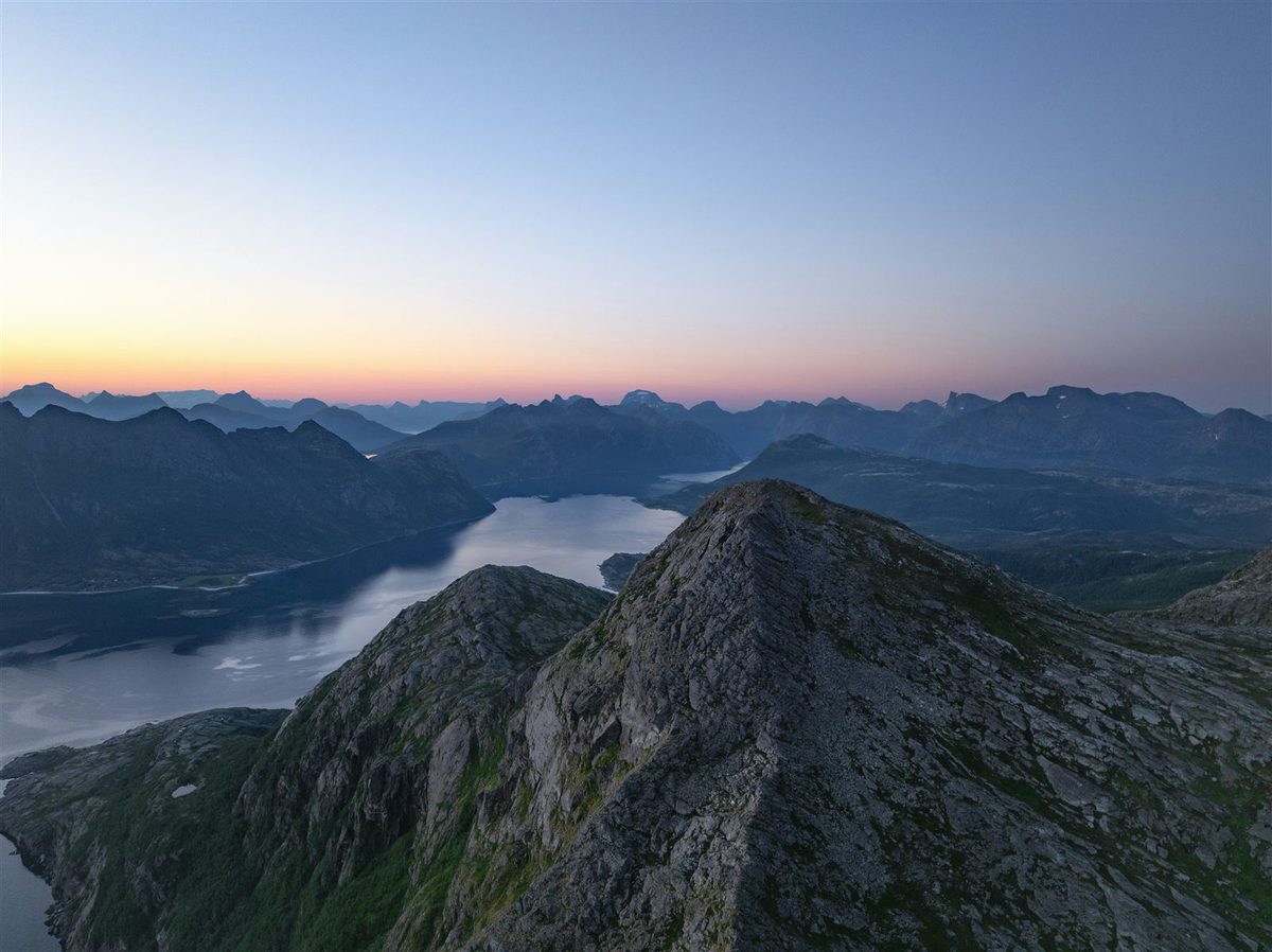 Lac de montagne au lever du soleil - stabilité et sérénité